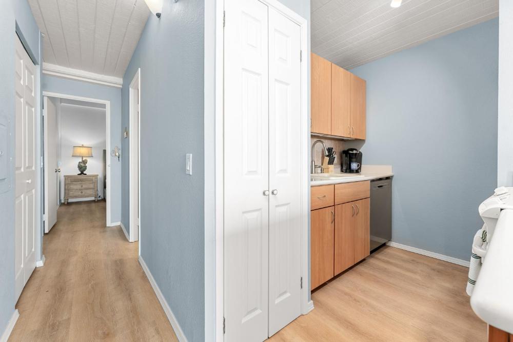 Convenient to downtown Kihei, across famous Charley Young Beach, 3 pool, tennis courts MV3407